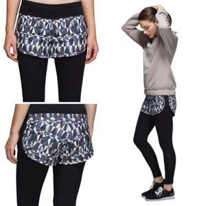 Lululemon Hot Cheeks Quilted Shorts Womens sz 6 Stained Glass Love Neutral Black